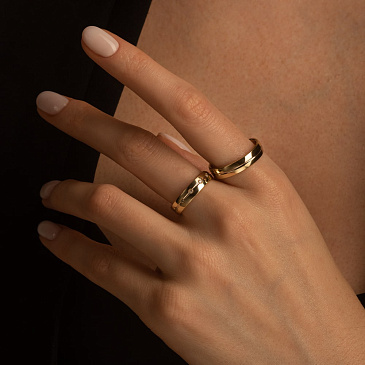 Обручальное кольцо из желтого и белого золота шириной 5 мм 460-000-879