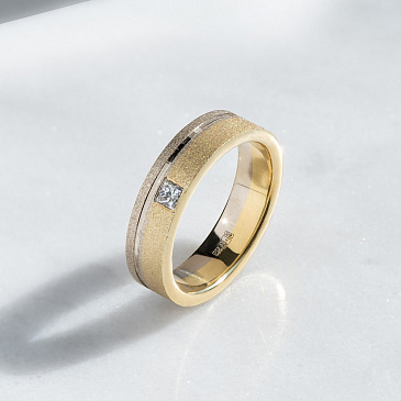 Обручальное кольцо из желтого и белого золота с бриллиантом 442-010-407